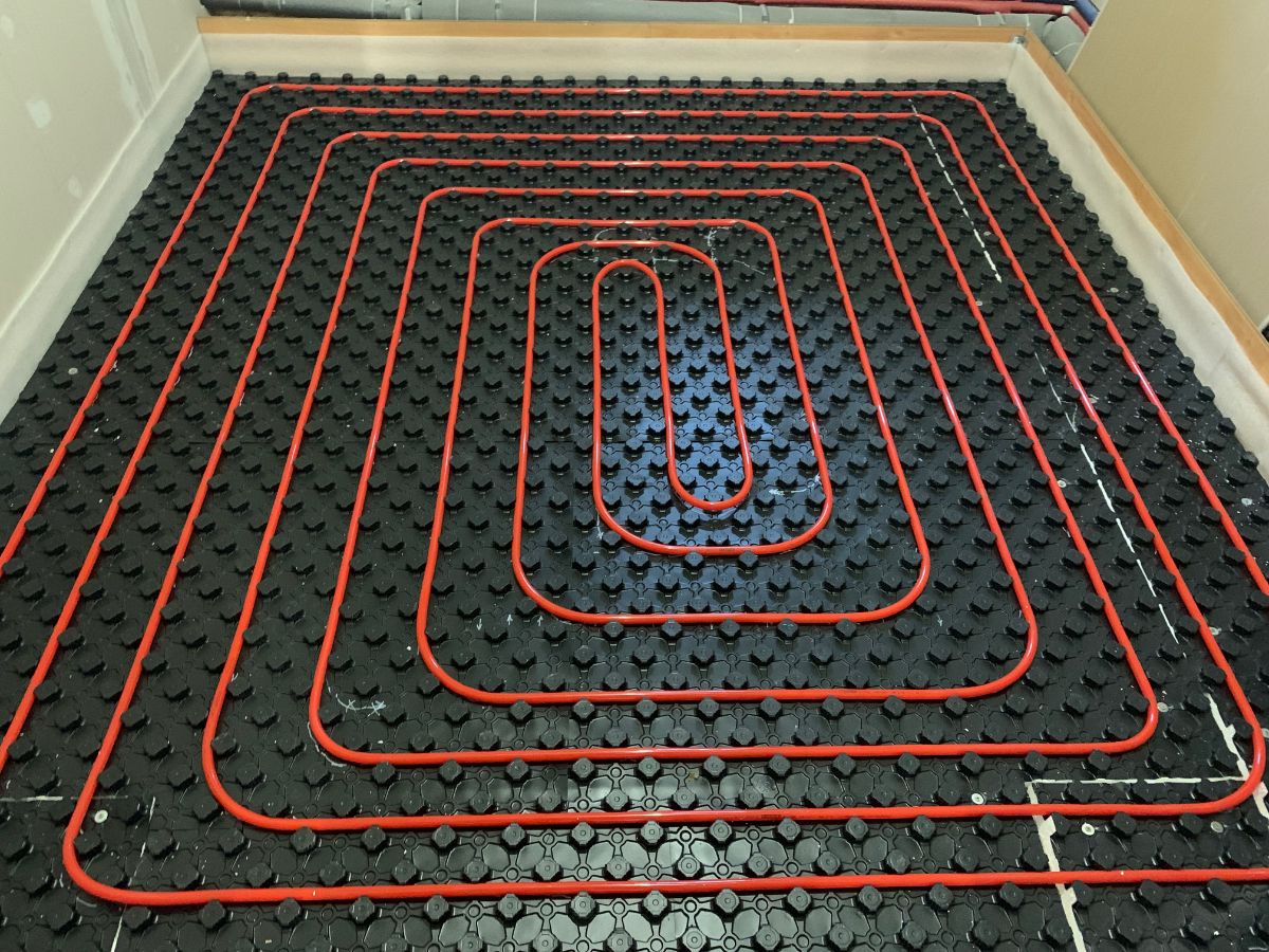 Разводка тёплого водяного пола. Теплый пол без котла. Система отопления тёплого водяного пола. Отопление в частномидоме. Система отопления с теплым полом.