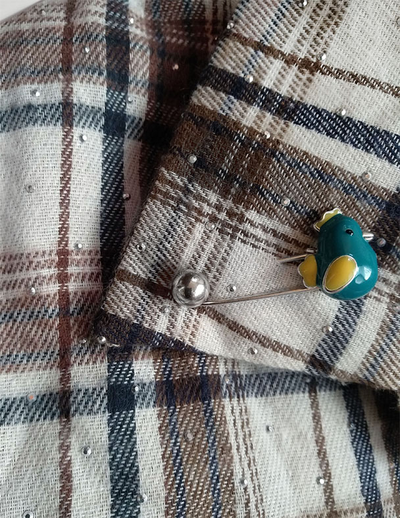 (АРТИКУЛ: 9665/50) БРОШКА БУЛАВКА, СРЕДНЕГО РАЗМЕРА, "ПТИЧКА", СЕРЕБРИСТЫЙ МЕТАЛЛ, ГОЛУБАЯ С ЖЕЛТЫМ ЭМАЛЬ