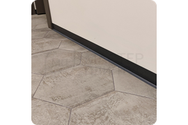 Безупречный монтаж за 5 минут
Демонстрация профессиональной установки черного микроплинтуса Dollken WLK 50. Самоклеящаяся основа делает процесс максимально простым и быстрым. Идеально для самостоятельного монтажа.