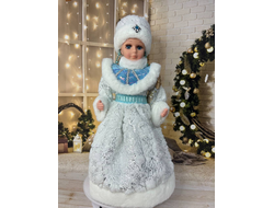Снегурочка музыкальная в белом платье с голубой перелиной 40см