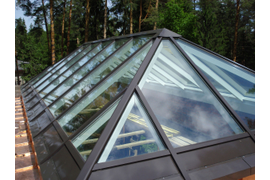 Стеклянный фонарь врезанный в кровлю