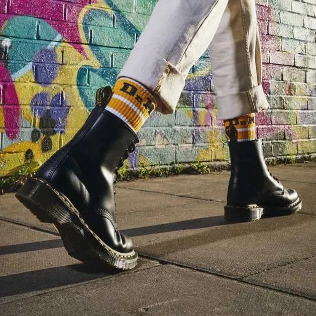 Черные ботинки DR. Martens из натуральной кожи подойдут как к образу с юбкой, так и удачно дополнят образ с брюками. Представлены в размере от 36 до 45.