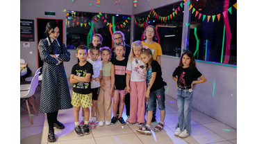 Уэнздей Аддамс на арене LAZERFRAG? Не удивляйтесь, теперь с пакетом "Праздник с аниматором" Вы сможете пригласить любимого персонажа Ваших детей на мероприятие!