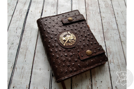 Ежедневник из натуральной кожи страуса с шильдой с рисунком