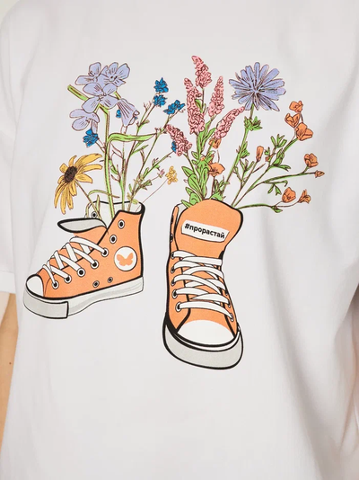 ЖЕНСКАЯ ФУТБОЛКА БЕЛАЯ "ЦВЕТОЧНЫЕ КЕДЫ"