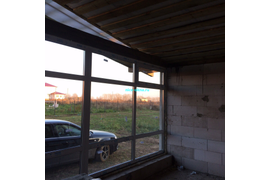 установили витражное окно с двумя фрамужными форточками для проветривания, ламинация снаружи, внутри белое