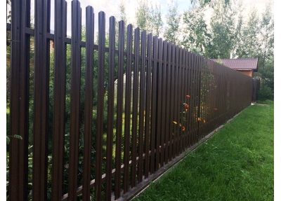 ВОРОТА И ЗАБОР ЗАШИТЫЕ МЕТАЛЛИЧЕСКИМ ШТАКЕТНИКОМ