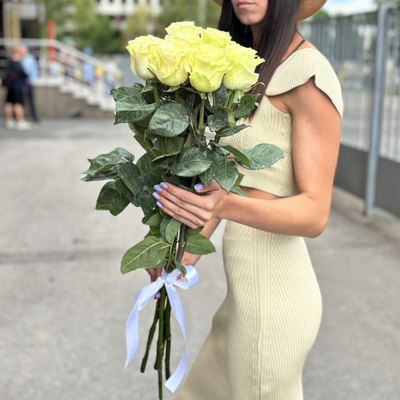 7 белых эквадорских роз 80 см