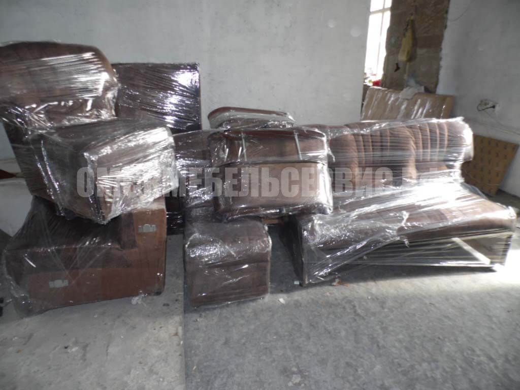 Упаковка мебели в мастерской.