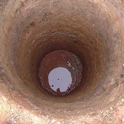 Копка колодца глубиной 4,5 кольца в суглинке в Гатчинском районе. Цена под ключ от 50000 руб.