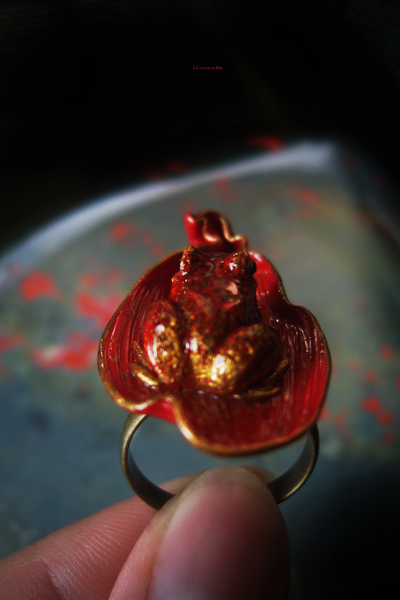 Кольцо с лягушкой на лепестке Червонной Муравы