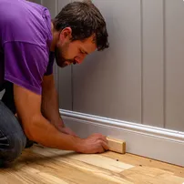 Установка напольных плинтусов