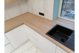 Кухня белая с антресолями