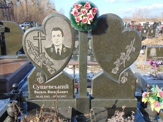 На фото двойной памятник на могилу симметричные сердца в СПб