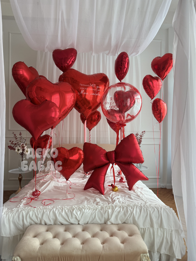 Праздничное оформление интерьера спальни множеством красных гелиевых шаров в форме сердец Троицк Нов