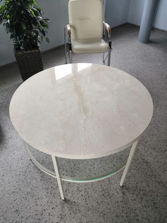 Журнальный столик из мрамора Crema Marfil и стекла (900х900х600 мм, цвет основания белый) - 207