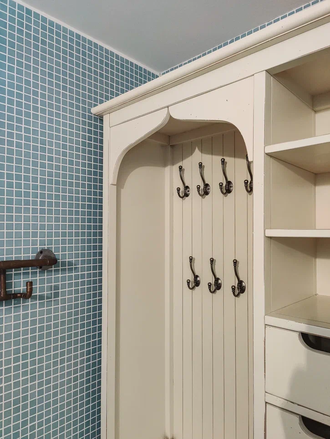 Пенал - стеллаж открытый с крючками и нижними ящиками.