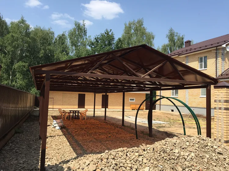 Навес изготовлен из профильной трубы:
Столбы - 80х80х3 мм.
Фермы и лаги - 80х80х3 мм, 40х40х2 мм, 40х25х2 мм.
Сотовый поликарбонат - 8 мм бронза.
Покраска каркаса в цвет поликарбоната.
Габариты - 4,5х10 м.
Стоимость 3000,00 рублей за м2.