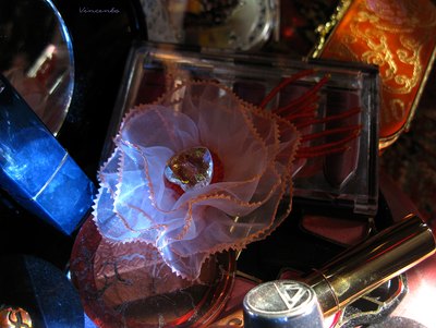 Брошь-цветок из органзы "Сердце в подарок"