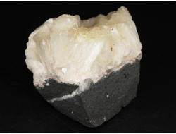 Стильбит, сросток кристаллов, Индия (60*50*43 мм, 155 г) №29850