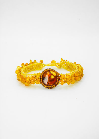 Браслет из Чешского бисера  с янтарем , кабошоном из ювелирной смолы с янтарем