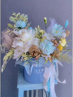 Коробочка с хризантемами, эустомой и диантусом