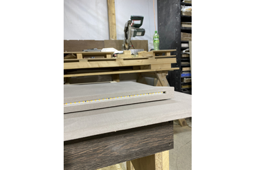 Готовые световые модули под микроцементом. Встроен профиль с лентой, который закрывается матовым рассеивающим экраном. Провод для подключения выведен с обратной стороны панели.