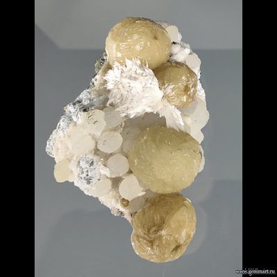 Стильбит, морденит, пренит. Индия. 60*38*24мм