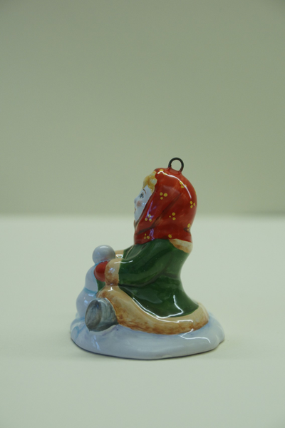 Девочка лепит снеговика - зимние забавы