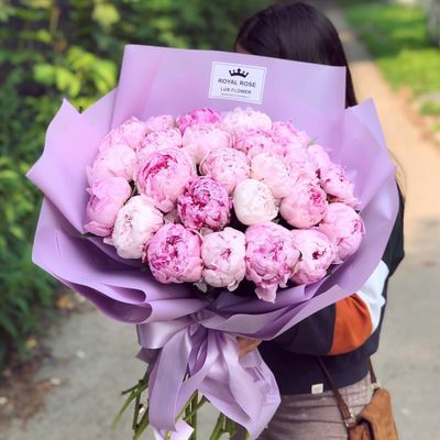 БУКЕТ 19 ПИОНОВ В КРАФТ-БУМАГЕ