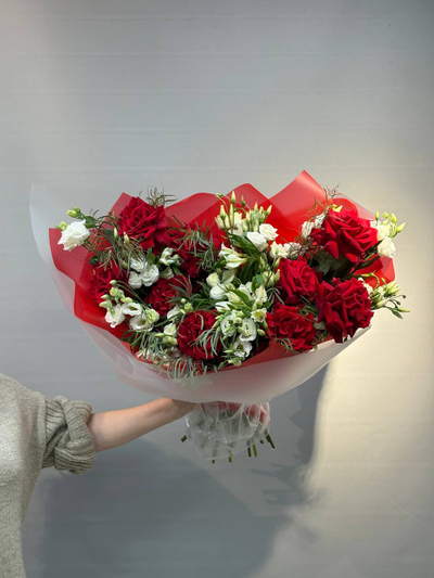 Букет с ажурной розой "Красное кружево"