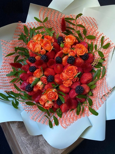 Клубничный букет с ежевикой "Мэри"
