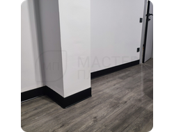 Плинтус ХДФ Dollken S100 100мм Х 2,575 м 1001/1144 Черный в интерьере 11