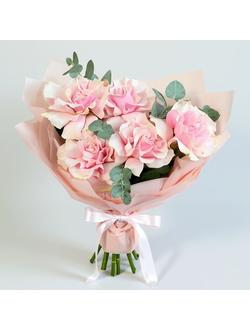 5 розовых французских роз