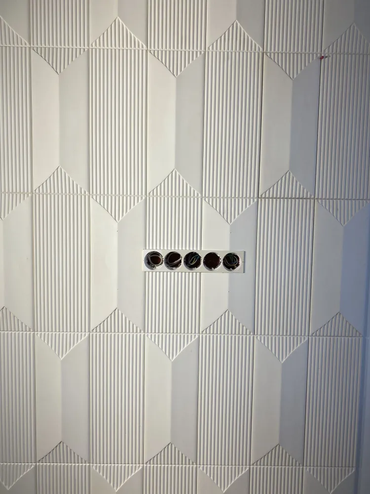 Снимается шаблон, углы подрезаются стамеской, можно немного подшкурить края реза наждачкой. Далее ставим площадку из высокопрочного гипса, в котором заранее уже вырезали коронкой места под розетки.