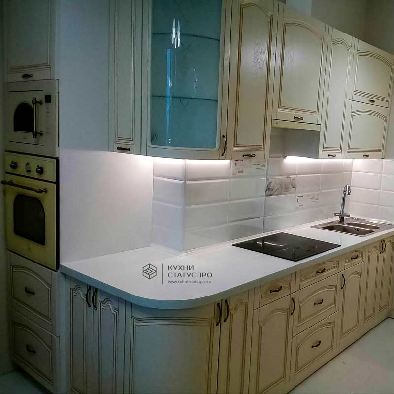 Угловая кухня в классическом стиле.