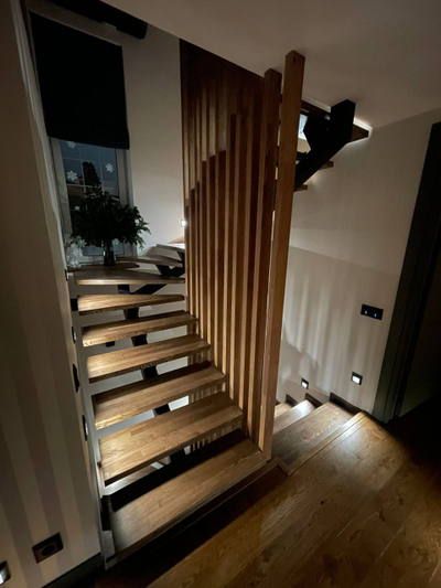 Обшивка деревом металлической лестницы