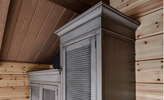 Шкаф для одежды на мансарду с жалюзийными дверьми.