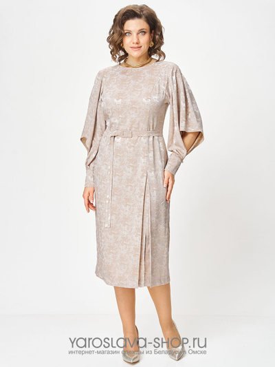 Женское изящное платье полуприлегающего силуэта в бежевом цвете