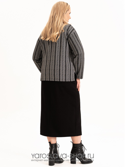 Женский трикотажный костюм с джемпером в полоску и юбкой черного цвета