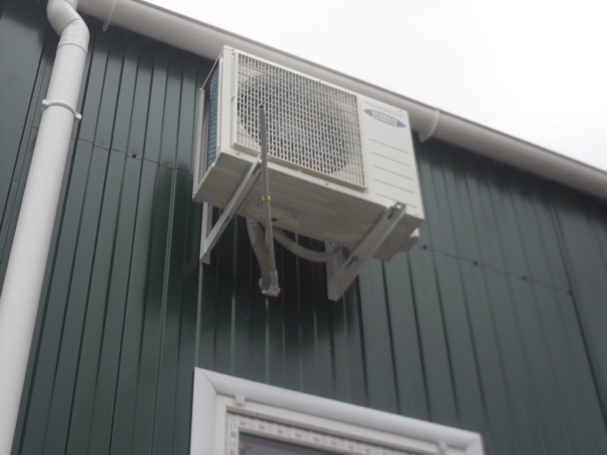 Ar17 внешний блок. Оконные кондиционеры в вагончиках. Мойка кондиционера. Монтаж кондиционера в бытовку. Кондиционер установленный.