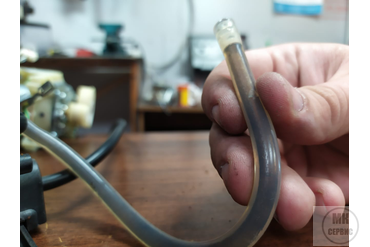 На трубках для воды отложения 