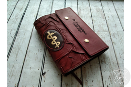 Кожаный ежедневник с медицинским символом и именной надписью