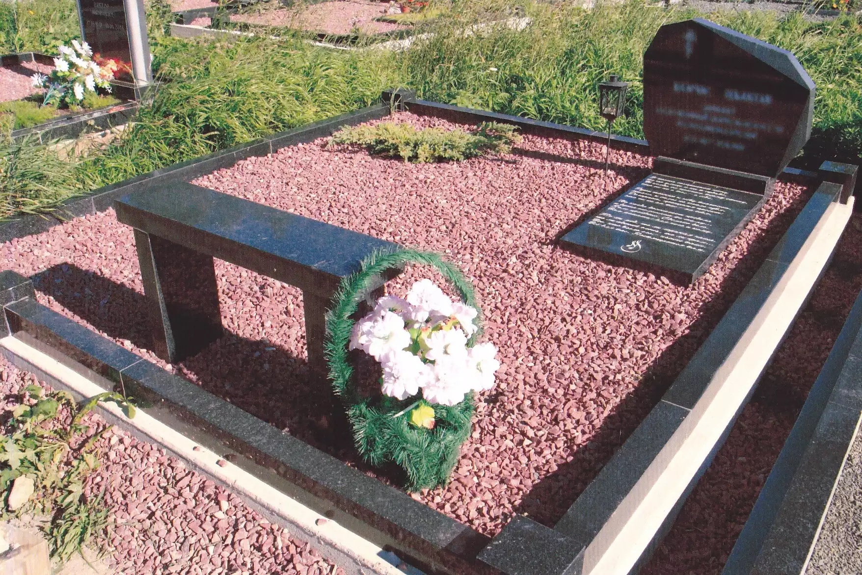 плитка гранитная 600*300 облагораживание могилки. отсыпка захоронения мраморной крошкой. гранитные плиты на кладбище. могильный цветник мраморная крошка. засыпка могилы мраморной крошкой.