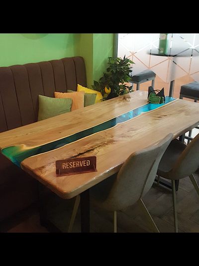 стол для кафе с рекой из эпоксидной смолы