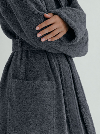Женский махровый халат серый - сложены руки