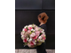 Авторский букет в шляпной коробке: лизиантус, фрезия, пионовидные розы, диантус, розы монинг дью