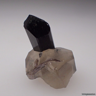 Турмалин эльбаит на кварце. Мадагаскар. 21*17*14мм.