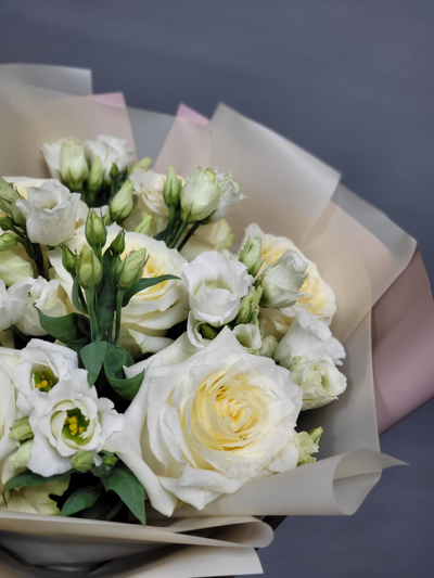 Букет из роз и эустом "Кремовый мусс"