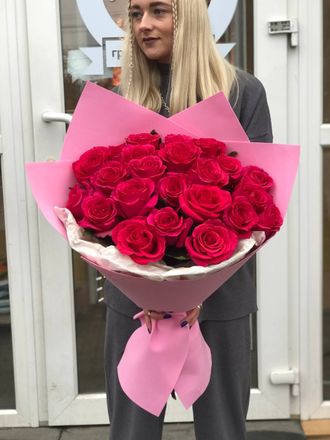 Букет малиновых Эквадорских роз 60 см 25 шт